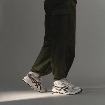 ASICS Gel Kayano 14 Cream Black asphaltgold on-feet Bild 2