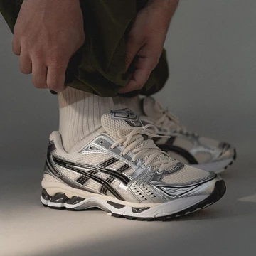 ASICS Gel Kayano 14 Cream Black asphaltgold on-feet Bild Details 2