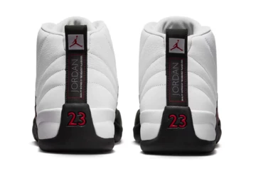 Jordan 12 Retro Red Taxi Paar von hinten