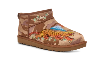 Palace x UGG Classic Ultra Mini Boot Tiger Pack schräg frontal