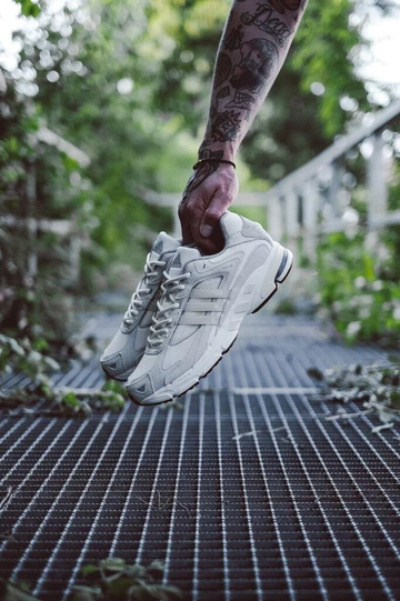 adidas Response CL Crystal White HANDBILD 2