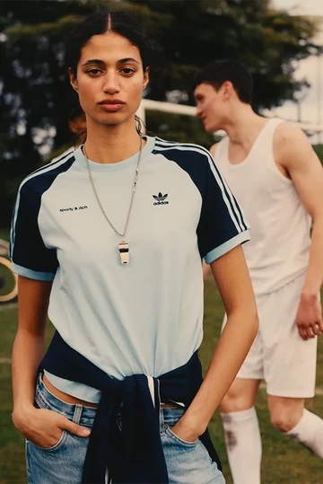 Sporty & Rich adidas Samba OG White Lookbook Outfit Frau mit. tshirt
