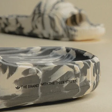 adidas adilette 22 Grey Three Detail Mood