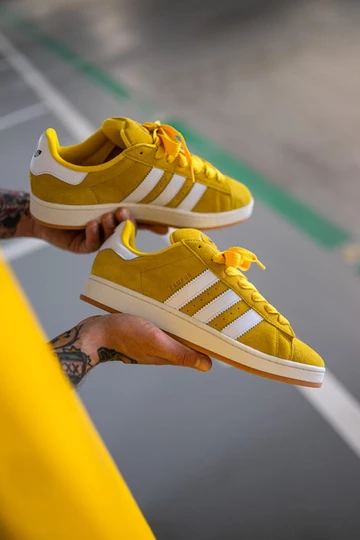 adidas Campus 00s Christopher hält den Schuh in der Hand