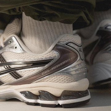 ASICS Gel Kayano 14 Cream Black asphaltgold on-feet Bild Details
