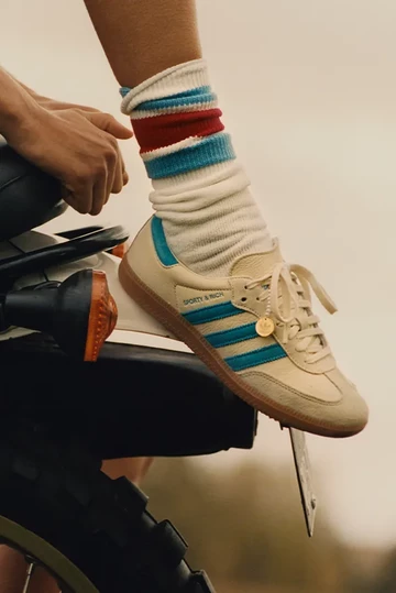 Sporty & Rich adidas Samba OG White Lookbook Sneaker blau