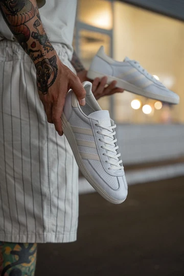 adidas Handball Spezial Cloud White in der Hand