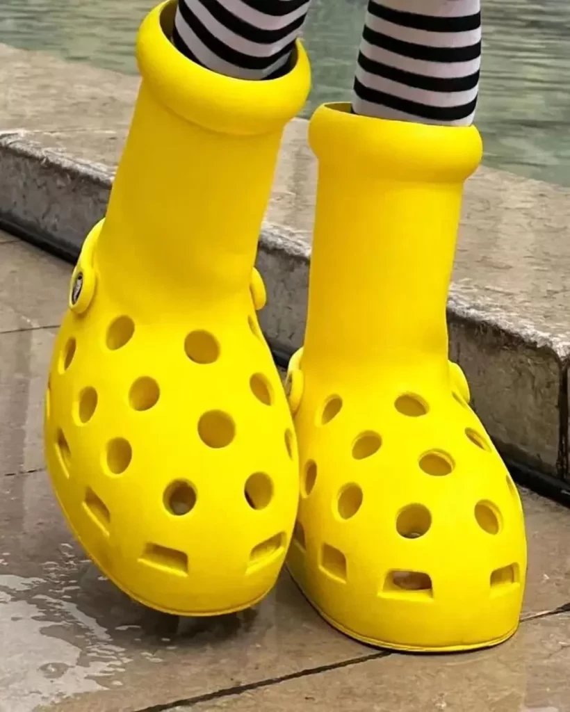 MSCHF Crocs Yellow Big Boot Lookbook am Fuß