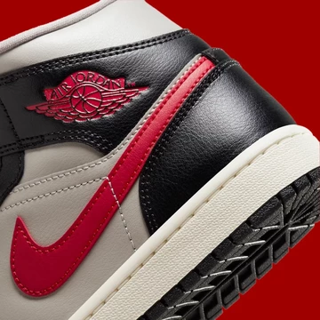 Jordan 1 Mid Grey Black Red details ferse