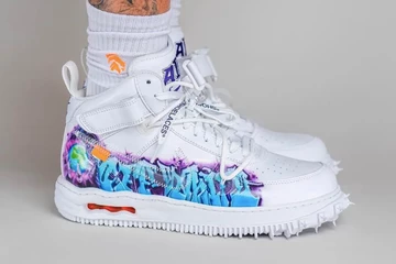 Off White Nike Air Force 1 Mid Graffiti On Feet von der Seite