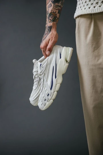 adidas Orketro Aluminium Lookbook mit Christropher, er hält die Schuhe 2