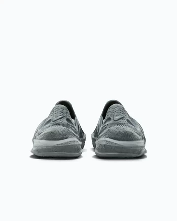 Nike ISPA Universal Smoke Grey Paar von Hinten