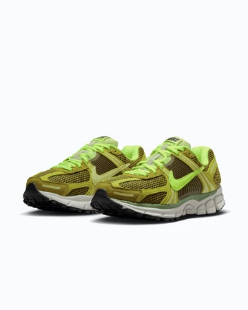 Nike Vomero 5 Olive Flak Paar von der Seite
