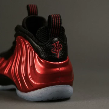 Nike Air Foamposite One Metallic Red Detail Motion Ferse