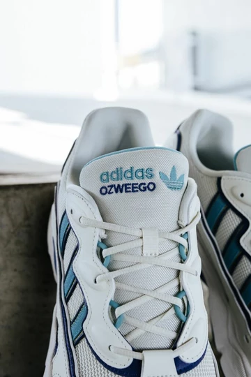 adidas Ozweego OG Royal Blue Schuh Nahaufnahme