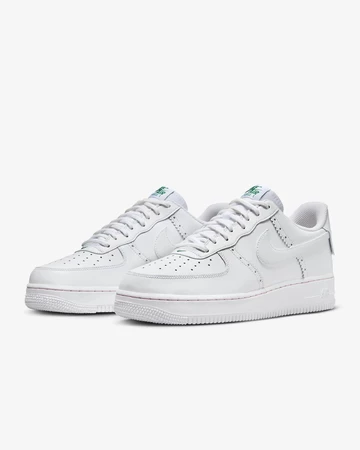 Der Air Force 1 Brogue White von schräg außen