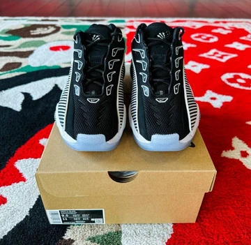 NOCTA Nike Glide Black White - von Vorne mit Karton