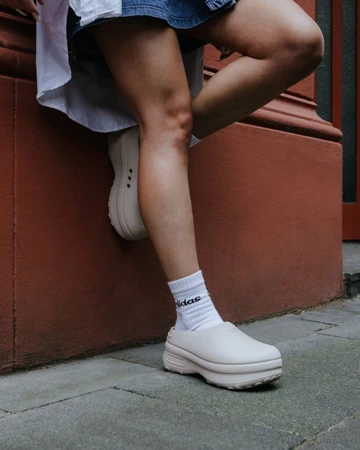 adidas stan smith mule on feet