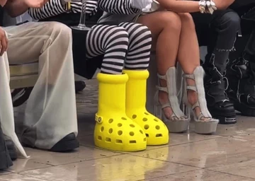 MSCHF Crocs Yellow Big Boot Lookbook am Fuß 2