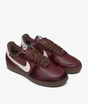 Nike Field General Burgundy Crush schräg
