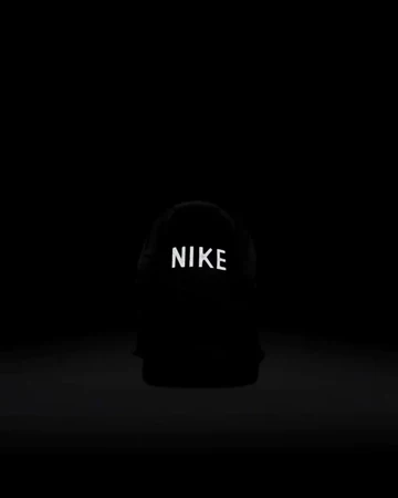 Nike Cortez Black im Dunklen