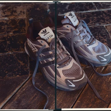 Song for the Mute x adidas Adistar Cushion Pack auf dem Boden