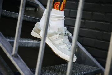 adidas Adimatic Wonder Silver auf der Treppe