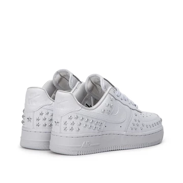 Air Force 1 07 Studded Paar schräg von hinten
