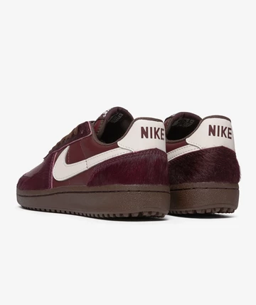 Nike Field General Burgundy Crush schräg