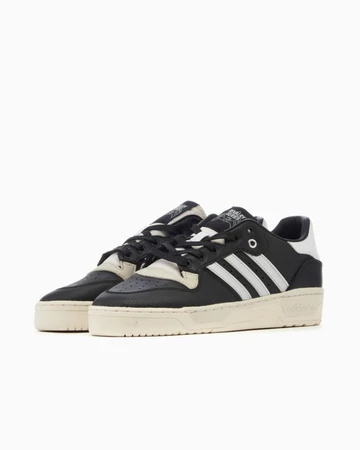 adidas Rivalry Consortium Low Black von der Seite