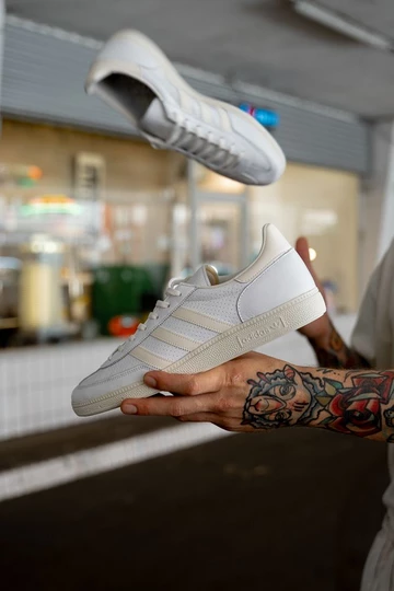 adidas Handball Spezial Cloud White Christopher hat den schuh in der Hand