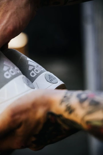 adidas Adimatic Wonder Silver Details hinten in der Hand