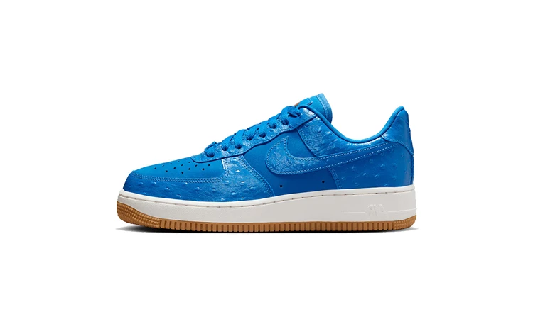 Der Air Force 1 Low LX Blue Ostrich auf weißem Hintergrund