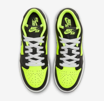 Jordan 1 Low GS Black Cat Volt Paar von Oben