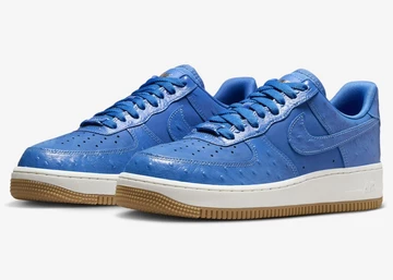 Der Air Force 1 Low LX Blue Ostrich von schräg außen