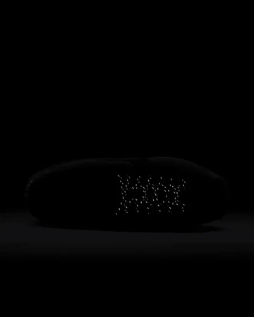 Nike Cortez Black Seitenansicht im Dunklen