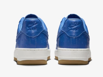 Der Air Force 1 Low LX Blue Ostrich von hinten
