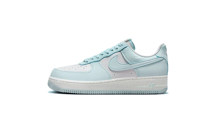 Der Air Force 1 Next Nature Glacier Blue von außen