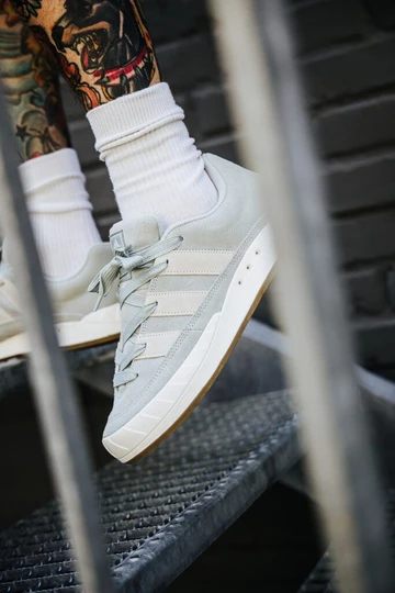 adidas Adimatic Wonder Silver auf der Treppe