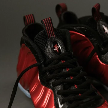 Nike Air Foamposite One Metallic Red Detail Motion von Oben
