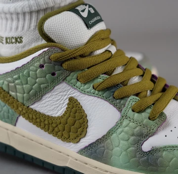Alexis Sablone Nike SB Dunk Low Oil Green Detail Tragebild