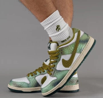 Alexis Sablone Nike SB Dunk Low Oil Green Tragebild von der Seite