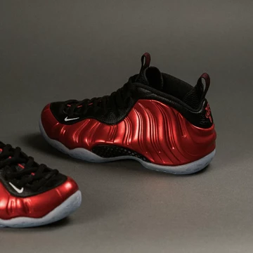 Nike Air Foamposite One Metallic Red Motion Außenseite