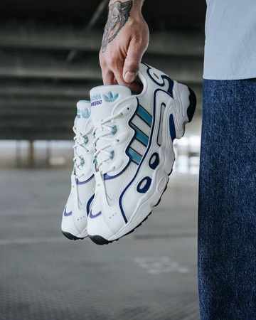 adidas Ozweego OG Royal Blue Christopher hält den Schuh