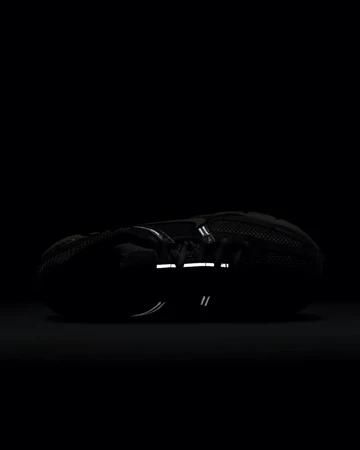 Nike Vomero 5 Platinum Laser Orange Dunkel von der Seite