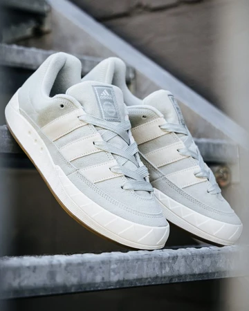 adidas Adimatic Wonder Silver auf der Treppe