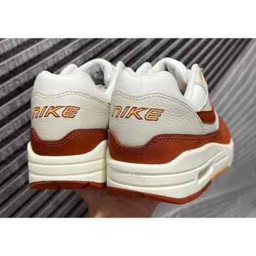 Air Max 1 Rugged Orange von hinten