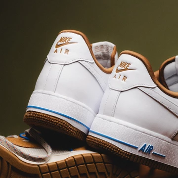 Air Force 1 LX Light British Tan Lookbook Paar seitlich von Hinten