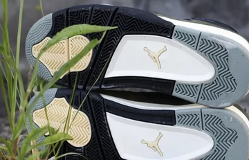 Jordan 4 Craft Medium Olive Paar Sohle