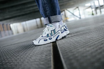 adidas Ozweego OG Royal Blue Schuh am Fuß